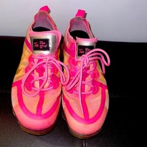 Woman pink Nike VaporMax